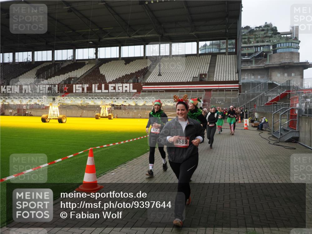07.12.2025 - St. Pauli X-Mass-Run No. 15 Fabian Wolf http://msf.ph/oto/9397644 07.12.2025 10:46:22 Ziel 38, 41, 153, 162, 168, 178, 183, 479, 485, 639, 641, 914, 917, 1040, 1043, 1955, 2082, 2092, 2216, 2303, 2306, 2334, 2574, 2960, 4589 meine-sportfotos.de