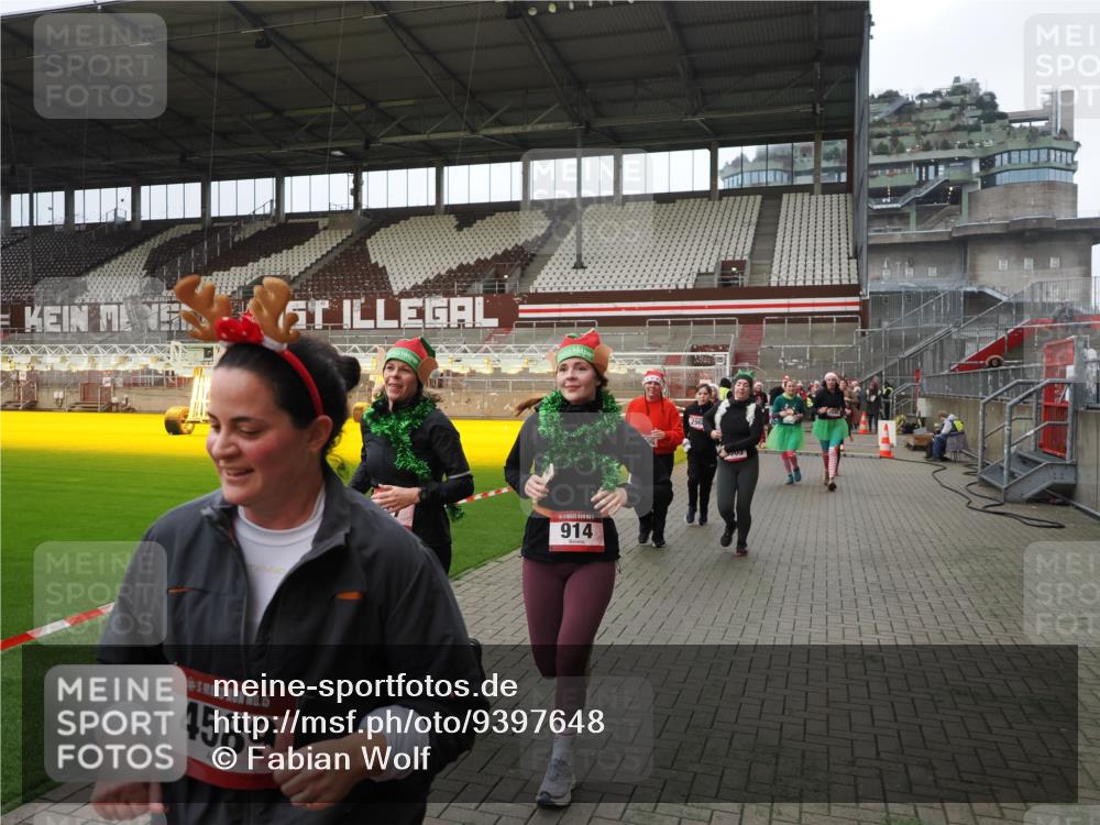 07.12.2025 - St. Pauli X-Mass-Run No. 15 Fabian Wolf http://msf.ph/oto/9397648 07.12.2025 10:46:22 Ziel 38, 41, 153, 162, 168, 178, 183, 479, 485, 639, 641, 914, 917, 1040, 1043, 1955, 2082, 2092, 2216, 2303, 2306, 2334, 2574, 2960, 4589 meine-sportfotos.de