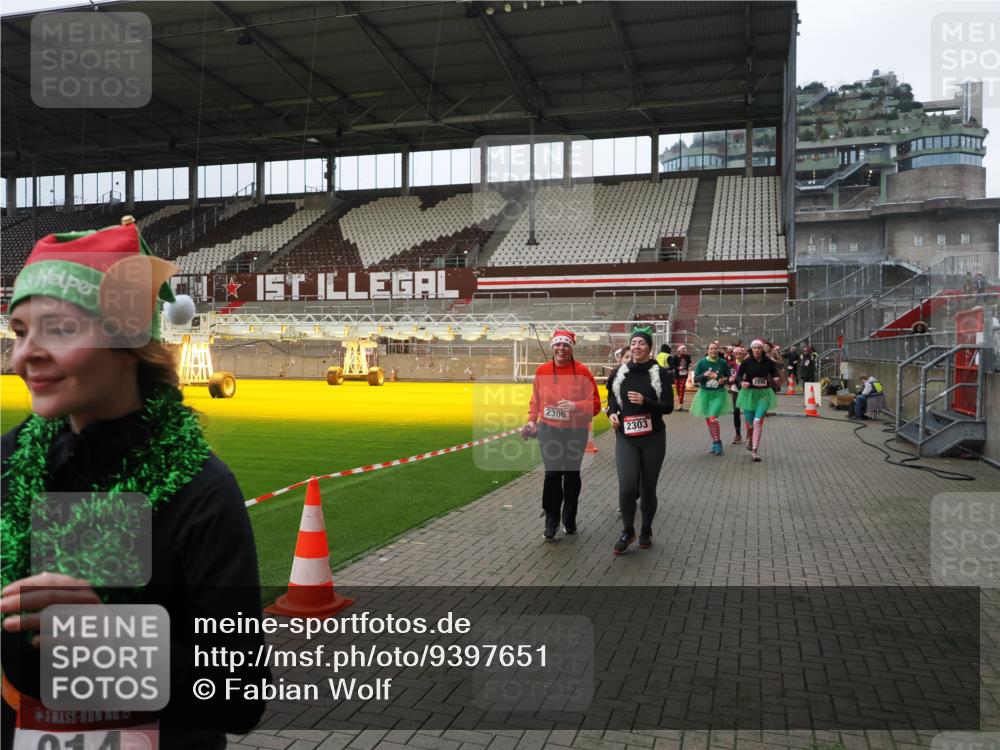 07.12.2025 - St. Pauli X-Mass-Run No. 15 Fabian Wolf http://msf.ph/oto/9397651 07.12.2025 10:46:23 Ziel 38, 41, 153, 162, 168, 479, 485, 639, 641, 914, 917, 1040, 1043, 2082, 2092, 2216, 2303, 2306, 2574, 2960, 4589 meine-sportfotos.de