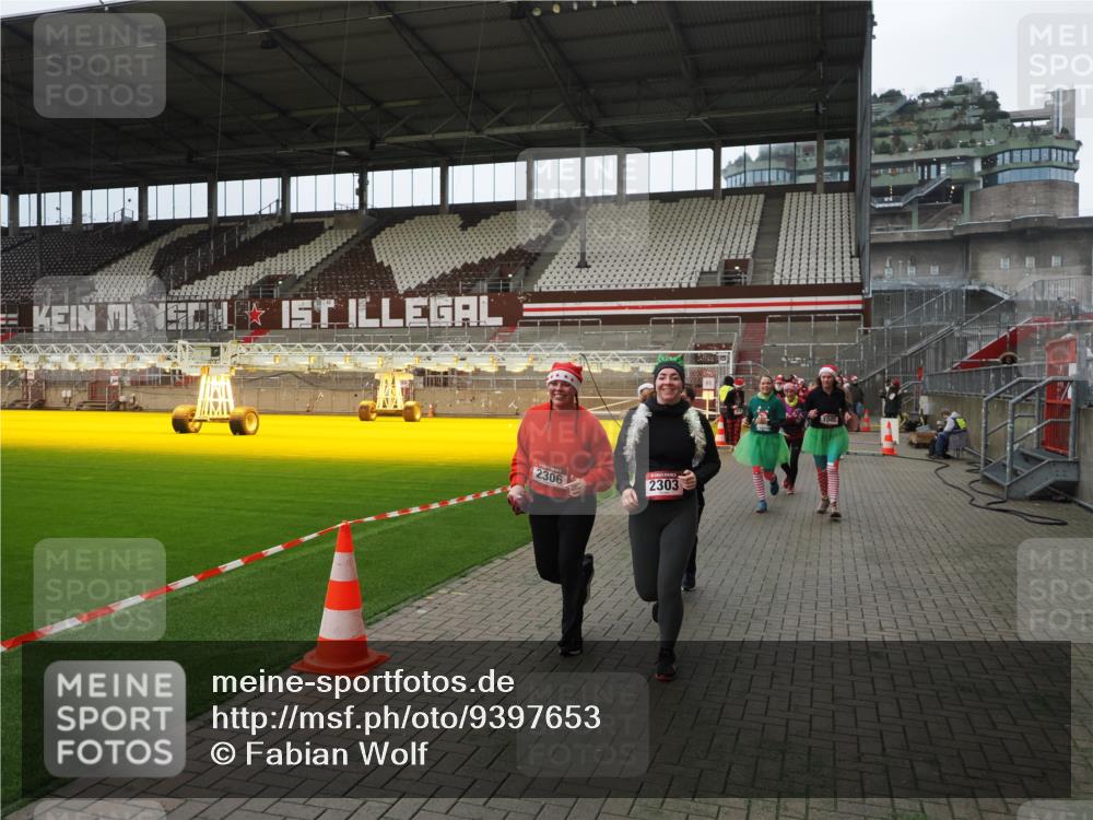 07.12.2025 - St. Pauli X-Mass-Run No. 15 Fabian Wolf http://msf.ph/oto/9397653 07.12.2025 10:46:24 Ziel 38, 41, 153, 168, 479, 485, 639, 641, 914, 917, 1040, 1043, 2082, 2092, 2216, 2303, 2306, 2574, 2960, 4589 meine-sportfotos.de