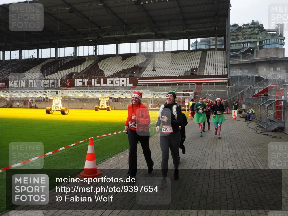 07.12.2025 - St. Pauli X-Mass-Run No. 15 Fabian Wolf http://msf.ph/oto/9397654 07.12.2025 10:46:24 Ziel 38, 41, 153, 168, 479, 485, 639, 641, 914, 917, 1040, 1043, 2082, 2092, 2216, 2303, 2306, 2574, 2960, 4589 meine-sportfotos.de
