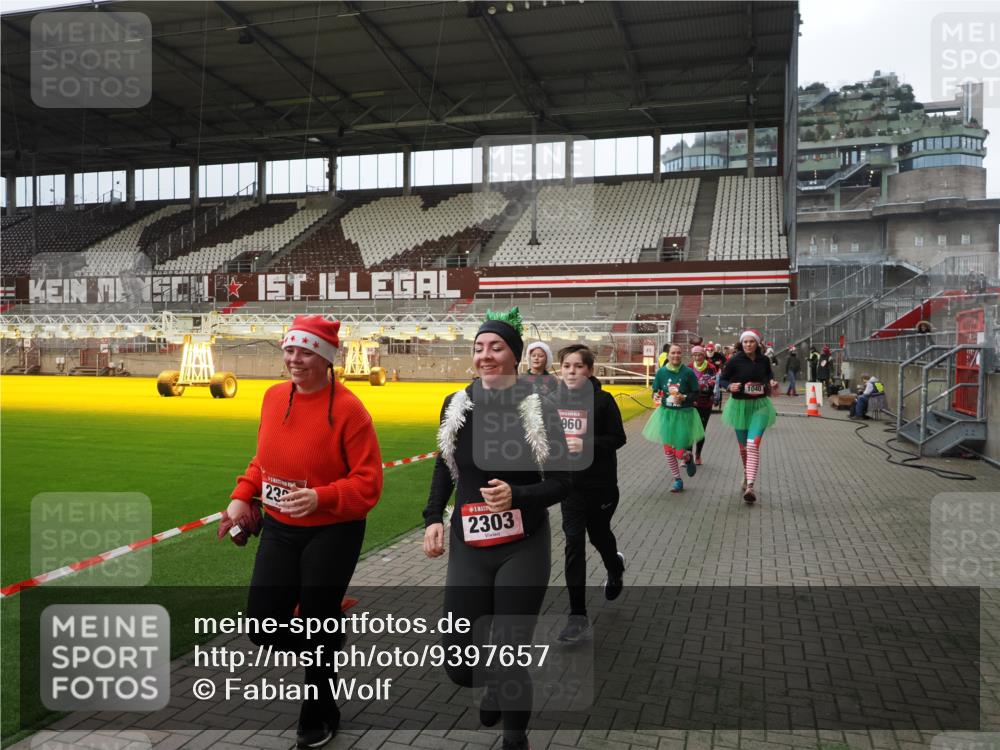 07.12.2025 - St. Pauli X-Mass-Run No. 15 Fabian Wolf http://msf.ph/oto/9397657 07.12.2025 10:46:25 Ziel 38, 41, 153, 168, 479, 485, 639, 641, 914, 917, 1040, 1043, 2082, 2092, 2216, 2303, 2306, 2574, 2960, 2998, 4589 meine-sportfotos.de
