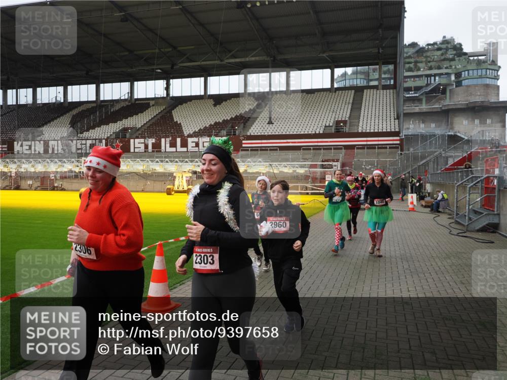 07.12.2025 - St. Pauli X-Mass-Run No. 15 Fabian Wolf http://msf.ph/oto/9397658 07.12.2025 10:46:25 Ziel 38, 41, 153, 168, 479, 485, 639, 641, 914, 917, 1040, 1043, 2082, 2092, 2216, 2303, 2306, 2574, 2960, 2998, 4589 meine-sportfotos.de