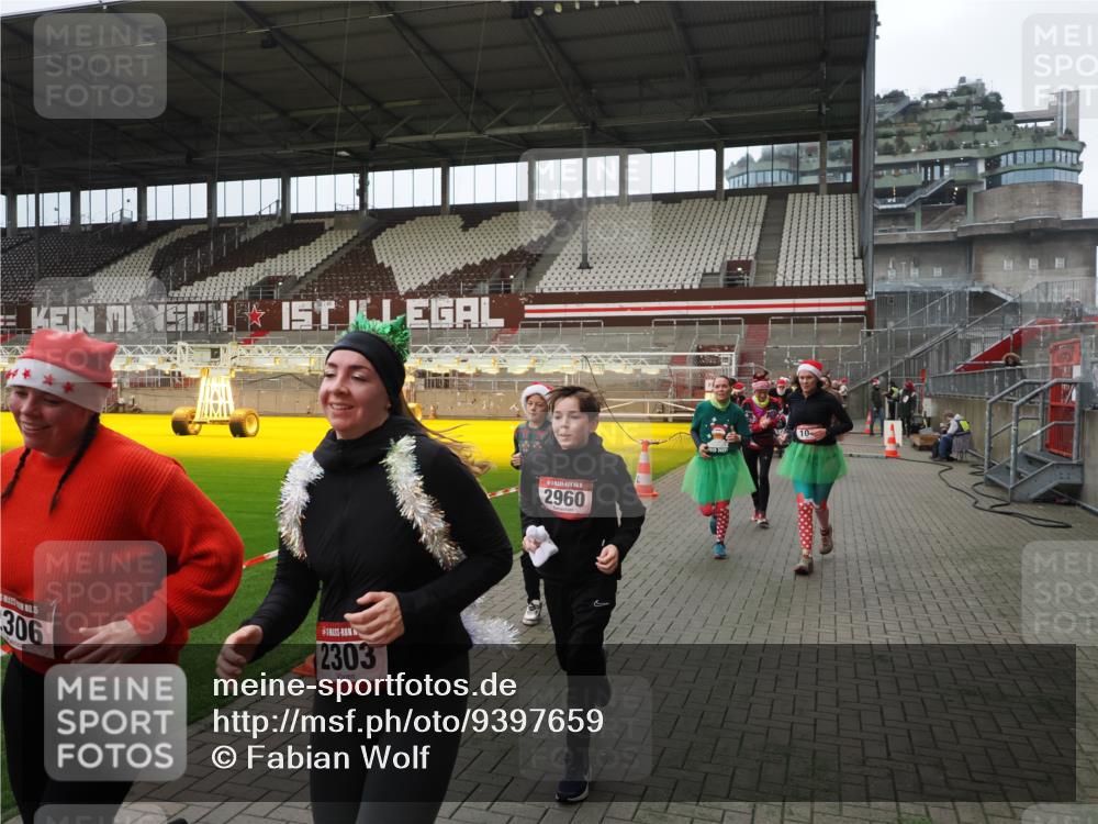 07.12.2025 - St. Pauli X-Mass-Run No. 15 Fabian Wolf http://msf.ph/oto/9397659 07.12.2025 10:46:25 Ziel 38, 41, 153, 168, 479, 485, 639, 641, 914, 917, 1040, 1043, 2082, 2092, 2216, 2303, 2306, 2574, 2960, 2998, 4589 meine-sportfotos.de