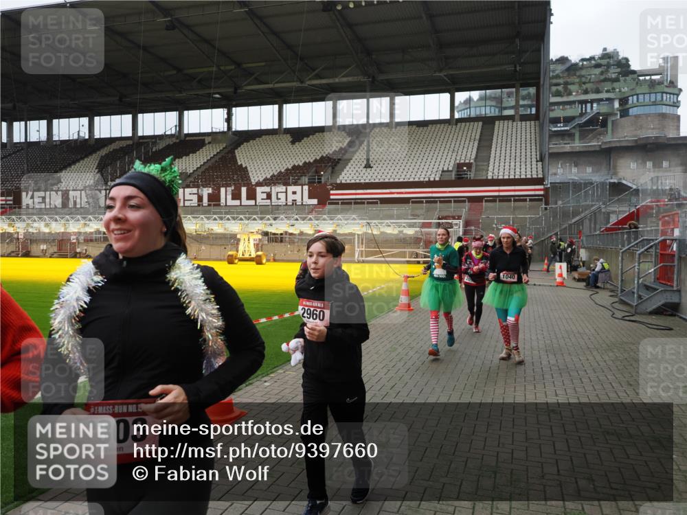 07.12.2025 - St. Pauli X-Mass-Run No. 15 Fabian Wolf http://msf.ph/oto/9397660 07.12.2025 10:46:25 Ziel 38, 41, 153, 168, 479, 485, 639, 641, 914, 917, 1040, 1043, 2082, 2092, 2216, 2303, 2306, 2574, 2960, 2998, 4589 meine-sportfotos.de