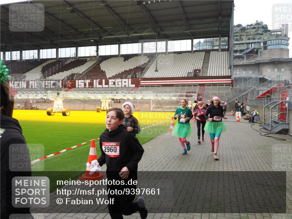 07.12.2025 - St. Pauli X-Mass-Run No. 15 Fabian Wolf http://msf.ph/oto/9397661 07.12.2025 10:46:25 Ziel 38, 41, 153, 168, 479, 485, 639, 641, 914, 917, 1040, 1043, 2082, 2092, 2216, 2303, 2306, 2574, 2960, 2998, 4589 meine-sportfotos.de