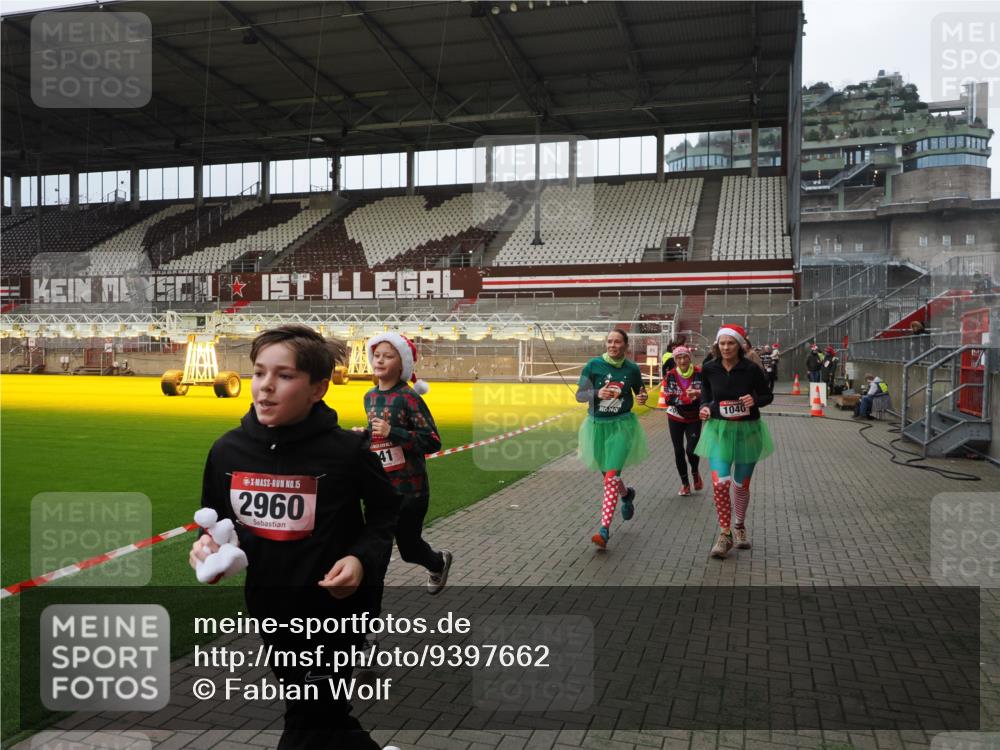 07.12.2025 - St. Pauli X-Mass-Run No. 15 Fabian Wolf http://msf.ph/oto/9397662 07.12.2025 10:46:26 Ziel 38, 41, 153, 168, 221, 479, 485, 639, 641, 914, 917, 921, 1040, 1043, 2082, 2092, 2216, 2303, 2306, 2574, 2960, 2998, 3001, 4589 meine-sportfotos.de