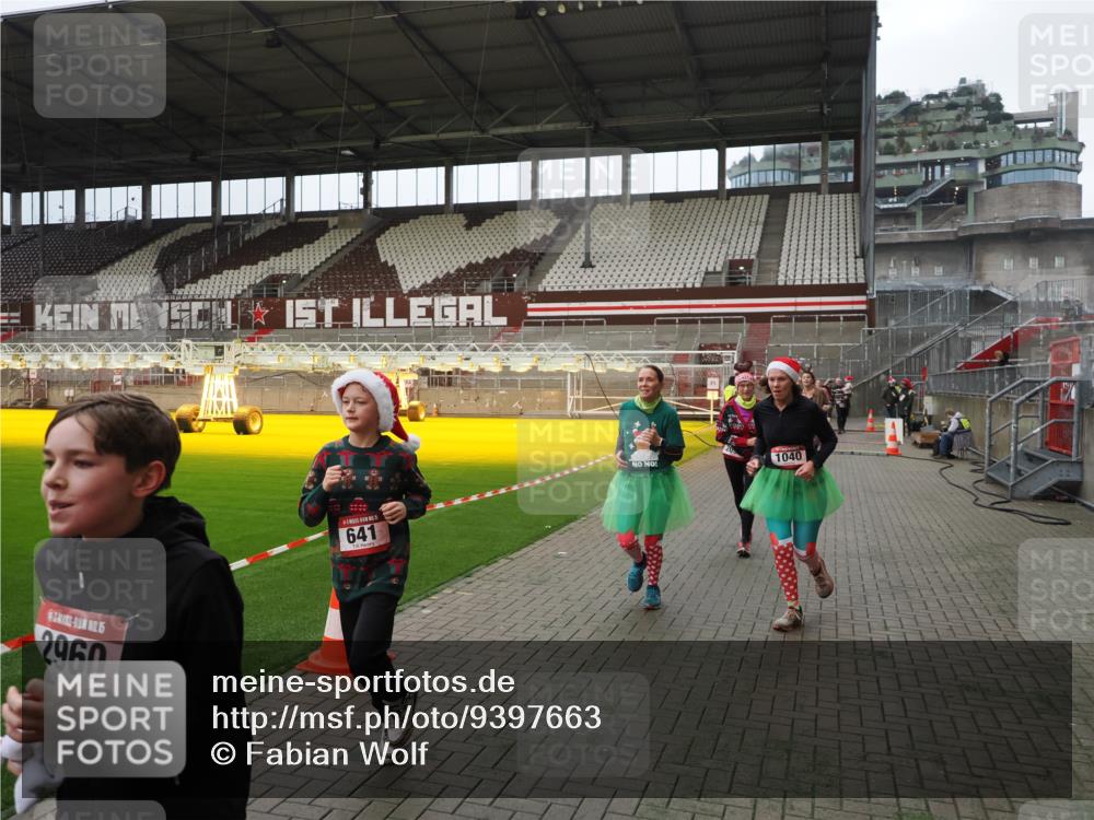 07.12.2025 - St. Pauli X-Mass-Run No. 15 Fabian Wolf http://msf.ph/oto/9397663 07.12.2025 10:46:26 Ziel 38, 41, 153, 168, 221, 479, 485, 639, 641, 914, 917, 921, 1040, 1043, 2082, 2092, 2216, 2303, 2306, 2574, 2960, 2998, 3001, 4589 meine-sportfotos.de