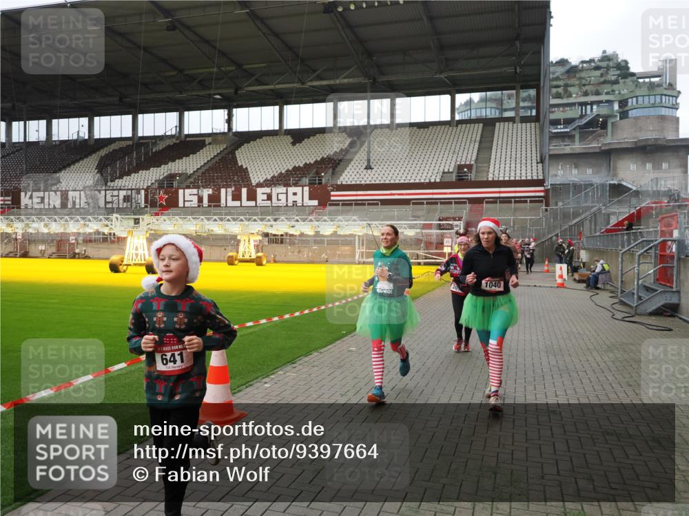 07.12.2025 - St. Pauli X-Mass-Run No. 15 Fabian Wolf http://msf.ph/oto/9397664 07.12.2025 10:46:26 Ziel 38, 41, 153, 168, 221, 479, 485, 639, 641, 914, 917, 921, 1040, 1043, 2082, 2092, 2216, 2303, 2306, 2574, 2960, 2998, 3001, 4589 meine-sportfotos.de