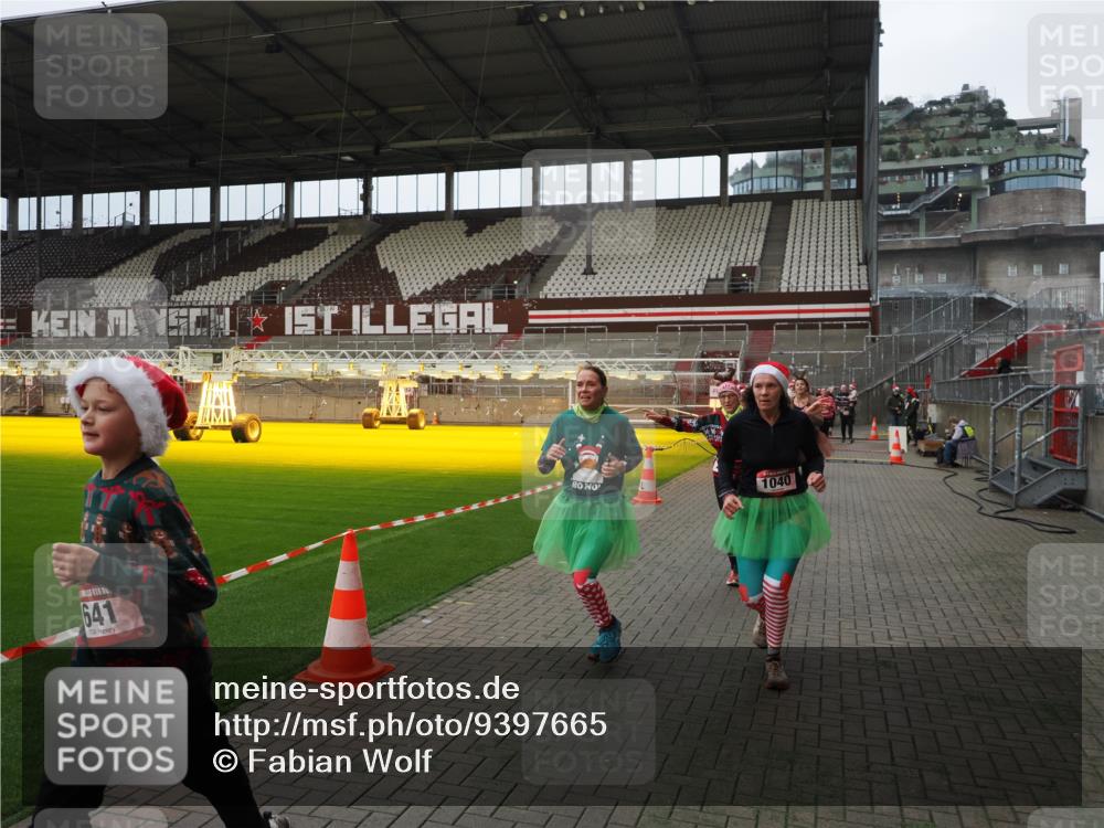 07.12.2025 - St. Pauli X-Mass-Run No. 15 Fabian Wolf http://msf.ph/oto/9397665 07.12.2025 10:46:26 Ziel 38, 41, 153, 168, 221, 479, 485, 639, 641, 914, 917, 921, 1040, 1043, 2082, 2092, 2216, 2303, 2306, 2574, 2960, 2998, 3001, 4589 meine-sportfotos.de