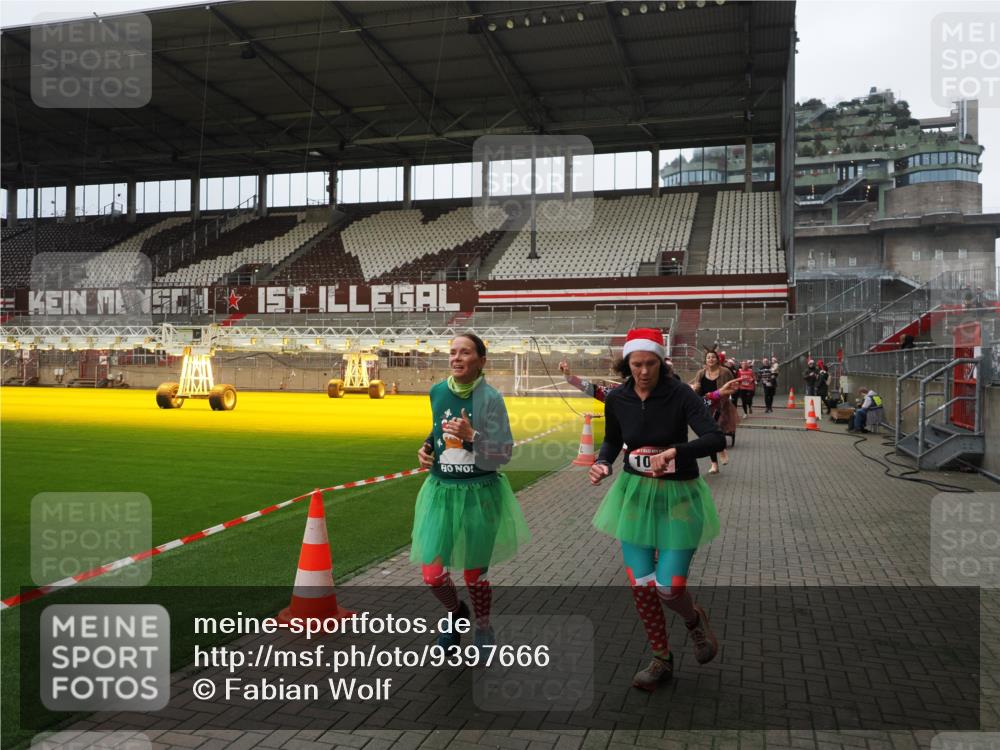 07.12.2025 - St. Pauli X-Mass-Run No. 15 Fabian Wolf http://msf.ph/oto/9397666 07.12.2025 10:46:26 Ziel 38, 41, 153, 168, 221, 479, 485, 639, 641, 914, 917, 921, 1040, 1043, 2082, 2092, 2216, 2303, 2306, 2574, 2960, 2998, 3001, 4589 meine-sportfotos.de