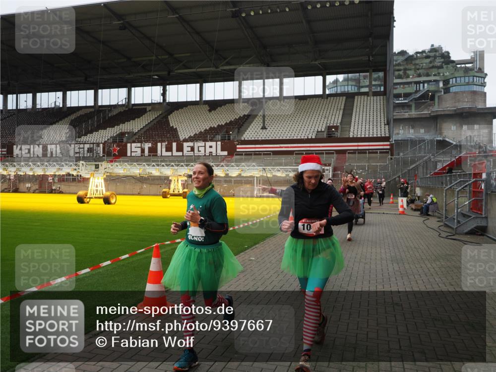 07.12.2025 - St. Pauli X-Mass-Run No. 15 Fabian Wolf http://msf.ph/oto/9397667 07.12.2025 10:46:27 Ziel 153, 168, 221, 479, 485, 639, 641, 914, 917, 921, 1040, 1043, 1242, 2082, 2092, 2303, 2306, 2960, 2965, 2998, 3001, 4589 meine-sportfotos.de