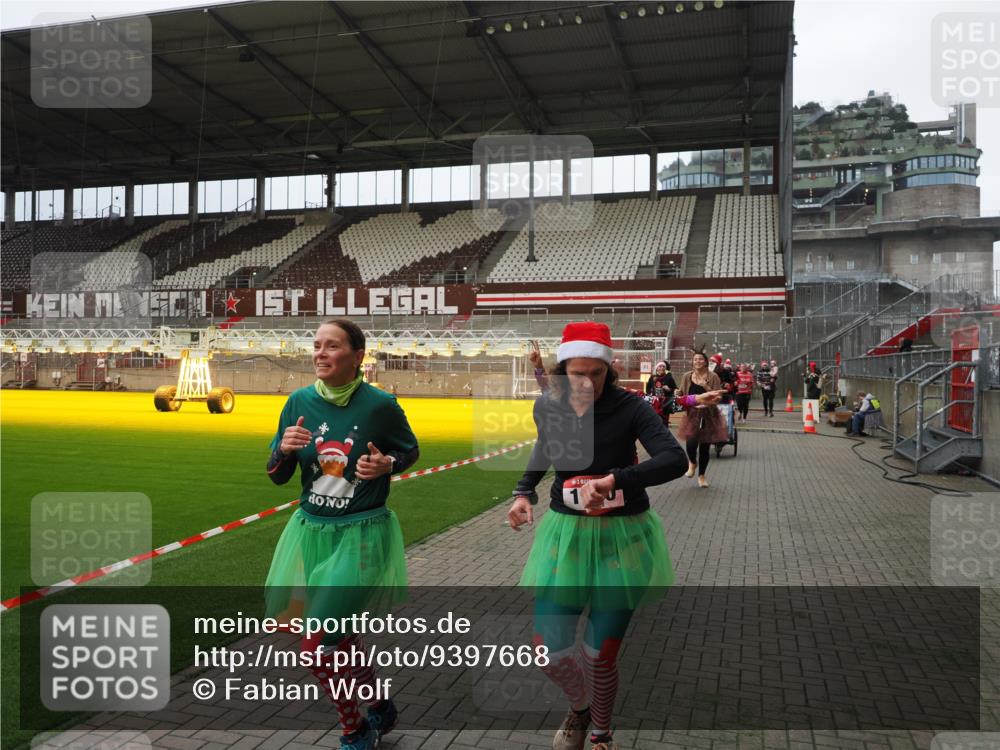 07.12.2025 - St. Pauli X-Mass-Run No. 15 Fabian Wolf http://msf.ph/oto/9397668 07.12.2025 10:46:27 Ziel 153, 168, 221, 479, 485, 639, 641, 914, 917, 921, 1040, 1043, 1242, 2082, 2092, 2303, 2306, 2960, 2965, 2998, 3001, 4589 meine-sportfotos.de