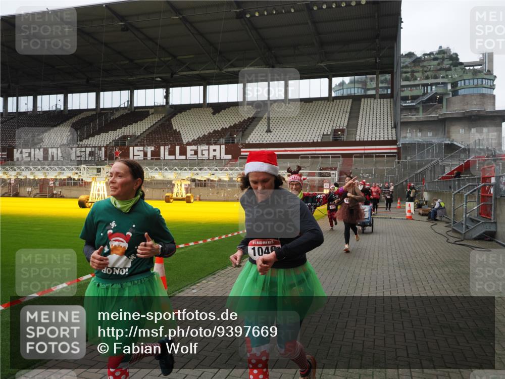 07.12.2025 - St. Pauli X-Mass-Run No. 15 Fabian Wolf http://msf.ph/oto/9397669 07.12.2025 10:46:27 Ziel 153, 168, 221, 479, 485, 639, 641, 914, 917, 921, 1040, 1043, 1242, 2082, 2092, 2303, 2306, 2960, 2965, 2998, 3001, 4589 meine-sportfotos.de