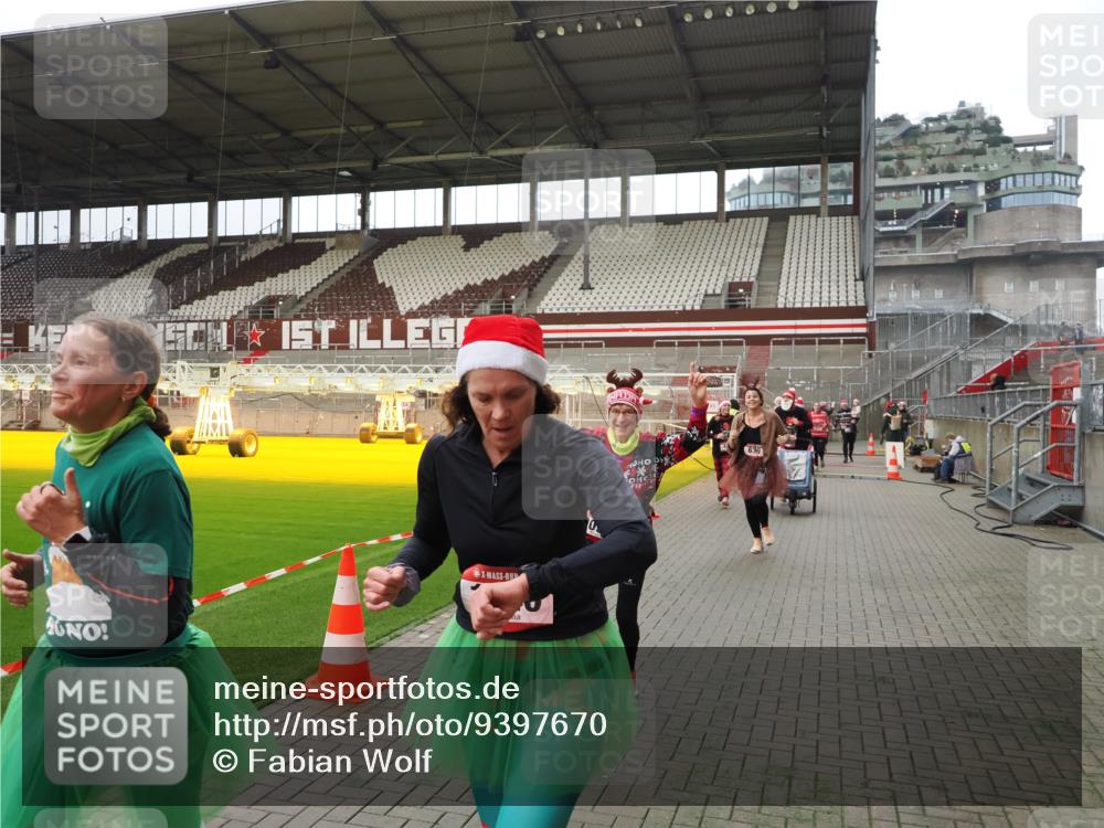 07.12.2025 - St. Pauli X-Mass-Run No. 15 Fabian Wolf http://msf.ph/oto/9397670 07.12.2025 10:46:27 Ziel 153, 168, 221, 479, 485, 639, 641, 914, 917, 921, 1040, 1043, 1242, 2082, 2092, 2303, 2306, 2960, 2965, 2998, 3001, 4589 meine-sportfotos.de