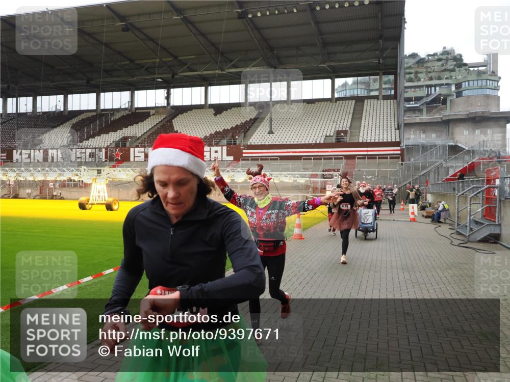 07.12.2025 - St. Pauli X-Mass-Run No. 15 Fabian Wolf http://msf.ph/oto/9397671 07.12.2025 10:46:27 Ziel 153, 168, 221, 479, 485, 639, 641, 914, 917, 921, 1040, 1043, 1242, 2082, 2092, 2303, 2306, 2960, 2965, 2998, 3001, 4589 meine-sportfotos.de