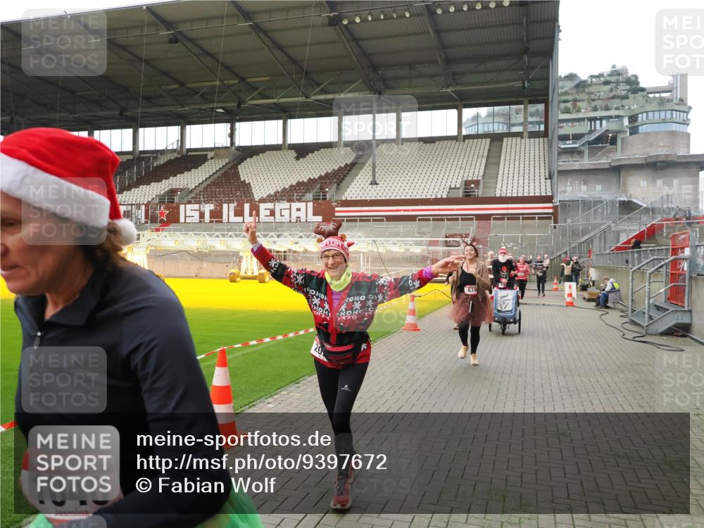 07.12.2025 - St. Pauli X-Mass-Run No. 15 Fabian Wolf http://msf.ph/oto/9397672 07.12.2025 10:46:28 Ziel 153, 168, 221, 479, 485, 639, 641, 914, 917, 921, 1040, 1043, 1242, 2082, 2092, 2303, 2306, 2960, 2965, 2998, 3001, 4589 meine-sportfotos.de