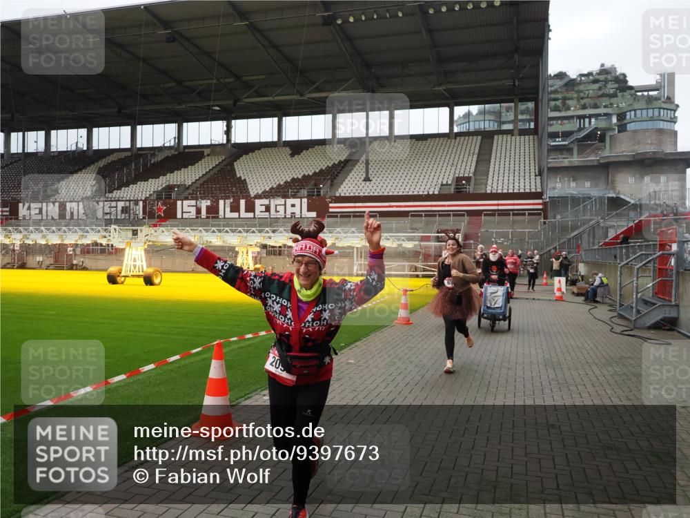 07.12.2025 - St. Pauli X-Mass-Run No. 15 Fabian Wolf http://msf.ph/oto/9397673 07.12.2025 10:46:28 Ziel 153, 168, 221, 479, 485, 639, 641, 914, 917, 921, 1040, 1043, 1242, 2082, 2092, 2303, 2306, 2960, 2965, 2998, 3001, 4589 meine-sportfotos.de