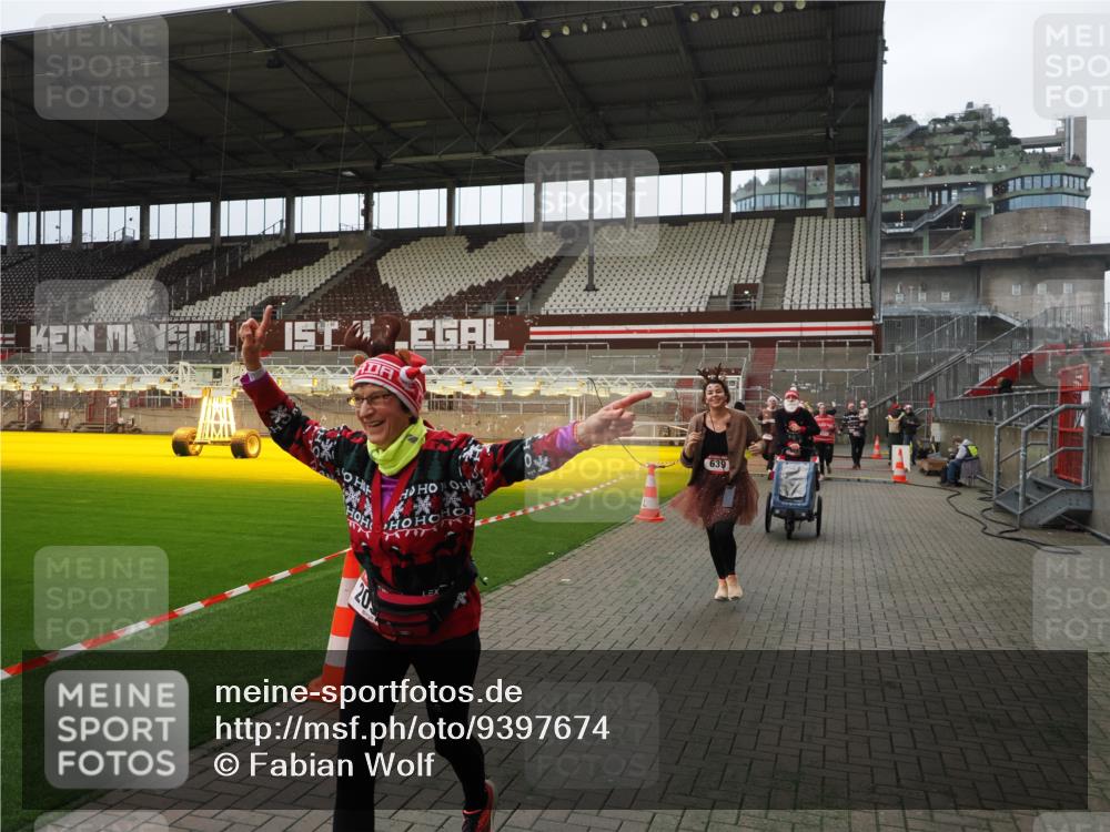 07.12.2025 - St. Pauli X-Mass-Run No. 15 Fabian Wolf http://msf.ph/oto/9397674 07.12.2025 10:46:28 Ziel 153, 168, 221, 479, 485, 639, 641, 914, 917, 921, 1040, 1043, 1242, 2082, 2092, 2303, 2306, 2960, 2965, 2998, 3001, 4589 meine-sportfotos.de