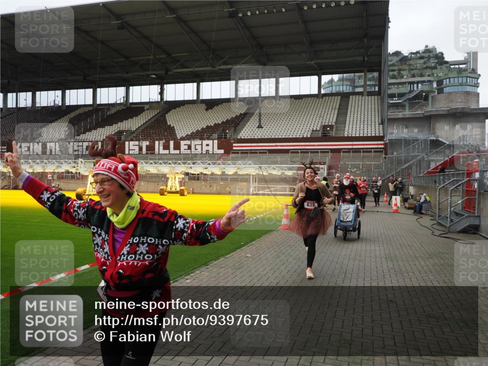 07.12.2025 - St. Pauli X-Mass-Run No. 15 Fabian Wolf http://msf.ph/oto/9397675 07.12.2025 10:46:28 Ziel 153, 168, 221, 479, 485, 639, 641, 914, 917, 921, 1040, 1043, 1242, 2082, 2092, 2303, 2306, 2960, 2965, 2998, 3001, 4589 meine-sportfotos.de