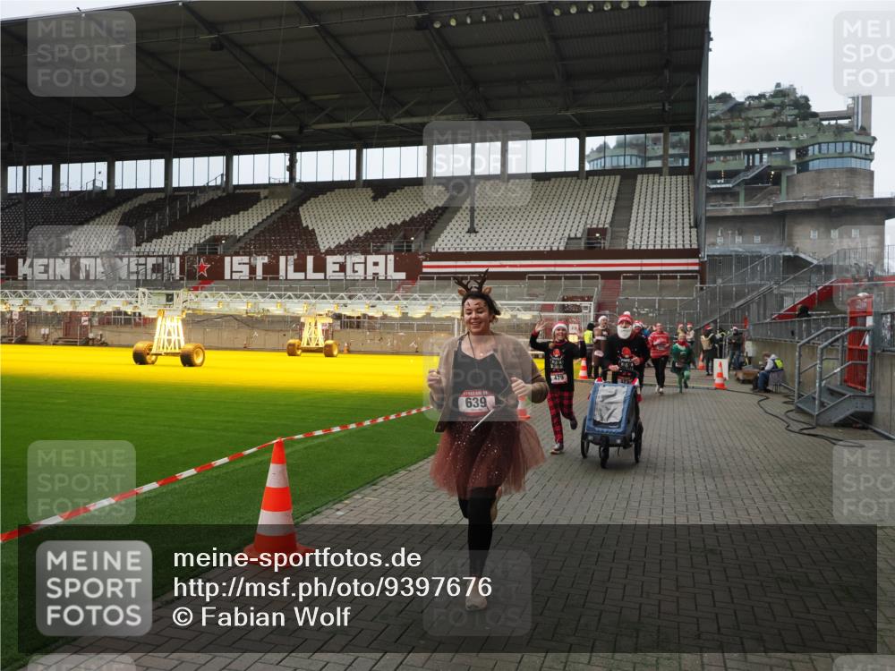 07.12.2025 - St. Pauli X-Mass-Run No. 15 Fabian Wolf http://msf.ph/oto/9397676 07.12.2025 10:46:29 Ziel 153, 168, 221, 479, 485, 639, 641, 914, 917, 921, 1040, 1043, 1242, 2082, 2092, 2303, 2306, 2960, 2965, 2998, 3001, 4589 meine-sportfotos.de