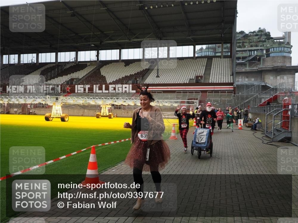 07.12.2025 - St. Pauli X-Mass-Run No. 15 Fabian Wolf http://msf.ph/oto/9397677 07.12.2025 10:46:29 Ziel 153, 168, 221, 479, 485, 639, 641, 914, 917, 921, 1040, 1043, 1242, 2082, 2092, 2303, 2306, 2960, 2965, 2998, 3001, 4589 meine-sportfotos.de