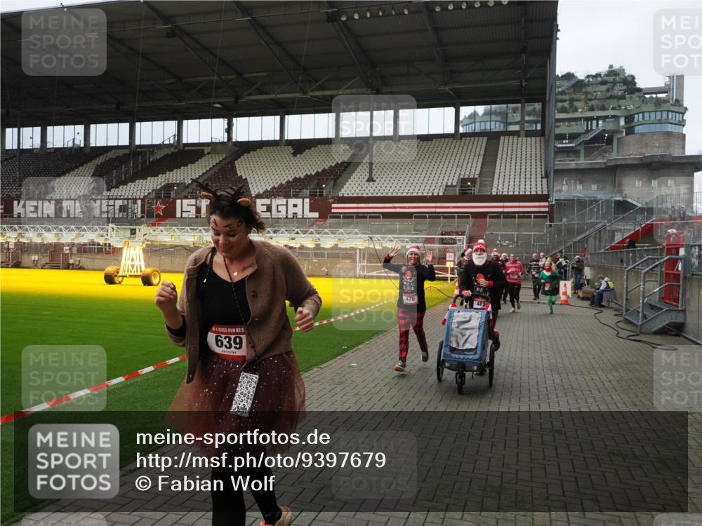 07.12.2025 - St. Pauli X-Mass-Run No. 15 Fabian Wolf http://msf.ph/oto/9397679 07.12.2025 10:46:30 Ziel 153, 168, 221, 479, 485, 639, 641, 914, 917, 921, 1040, 1043, 1242, 2092, 2303, 2306, 2960, 2965, 2998, 3001, 4589 meine-sportfotos.de