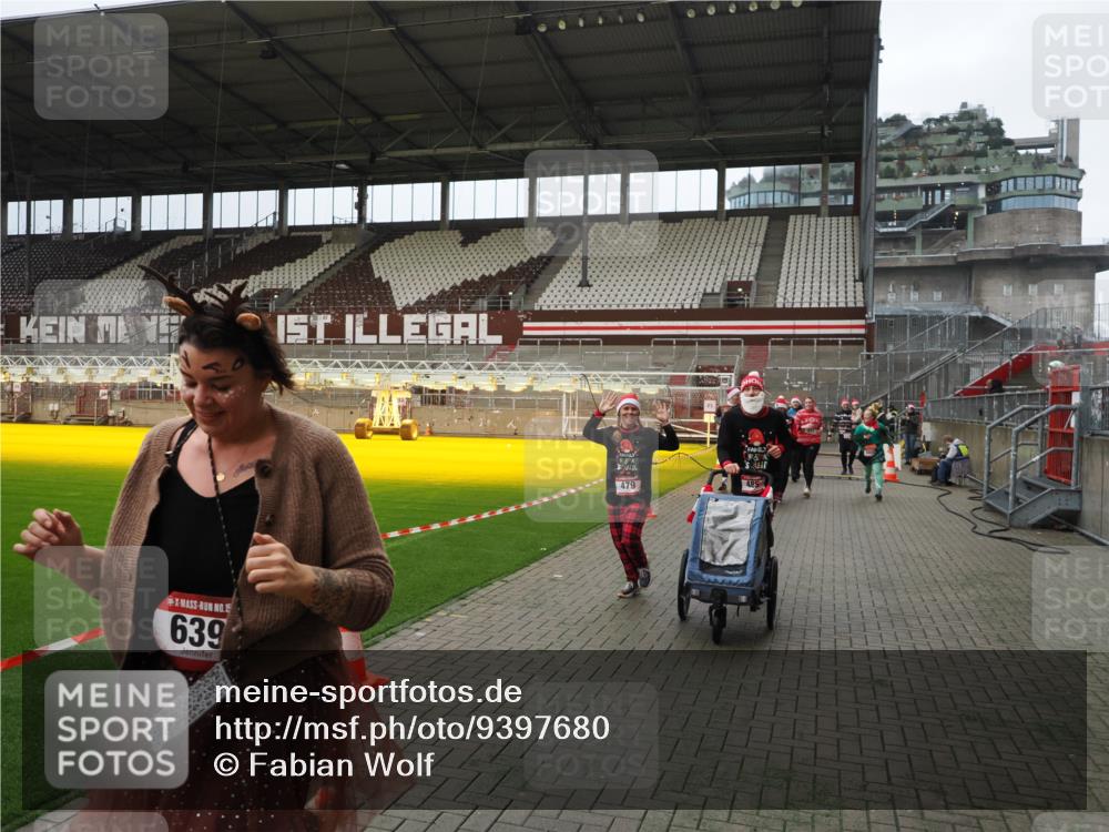 07.12.2025 - St. Pauli X-Mass-Run No. 15 Fabian Wolf http://msf.ph/oto/9397680 07.12.2025 10:46:30 Ziel 153, 168, 221, 479, 485, 639, 641, 914, 917, 921, 1040, 1043, 1242, 2092, 2303, 2306, 2960, 2965, 2998, 3001, 4589 meine-sportfotos.de