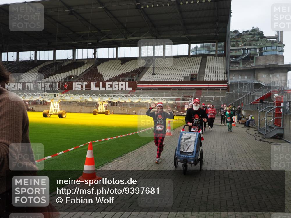 07.12.2025 - St. Pauli X-Mass-Run No. 15 Fabian Wolf http://msf.ph/oto/9397681 07.12.2025 10:46:30 Ziel 153, 168, 221, 479, 485, 639, 641, 914, 917, 921, 1040, 1043, 1242, 2092, 2303, 2306, 2960, 2965, 2998, 3001, 4589 meine-sportfotos.de