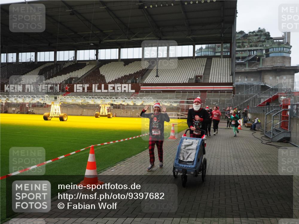 07.12.2025 - St. Pauli X-Mass-Run No. 15 Fabian Wolf http://msf.ph/oto/9397682 07.12.2025 10:46:30 Ziel 153, 168, 221, 479, 485, 639, 641, 914, 917, 921, 1040, 1043, 1242, 2092, 2303, 2306, 2960, 2965, 2998, 3001, 4589 meine-sportfotos.de