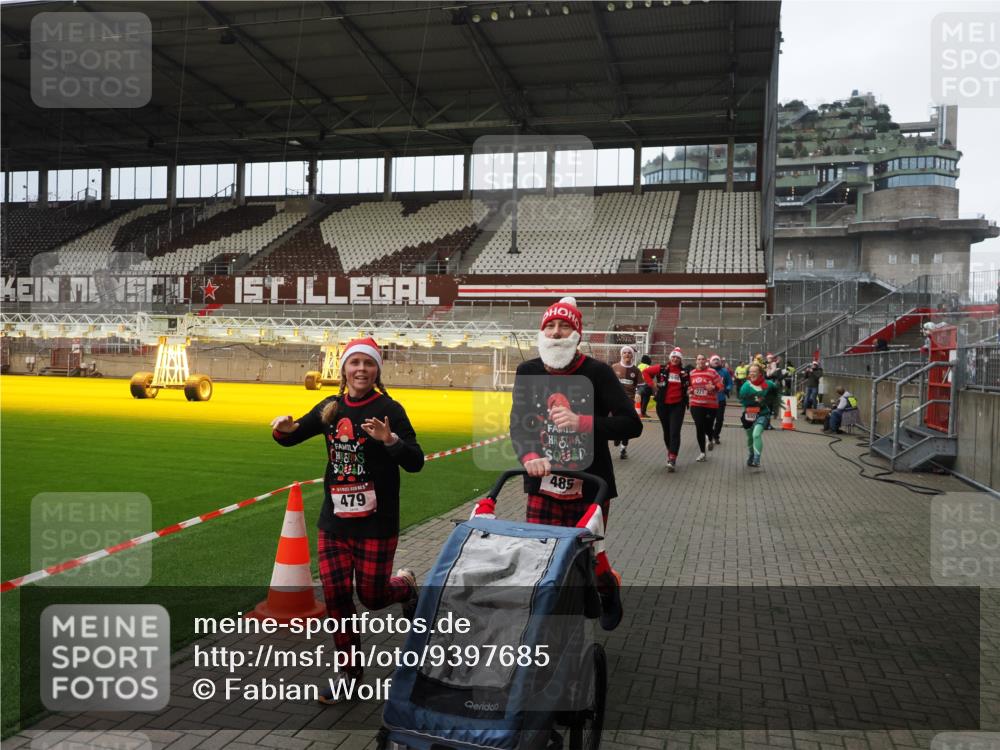07.12.2025 - St. Pauli X-Mass-Run No. 15 Fabian Wolf http://msf.ph/oto/9397685 07.12.2025 10:46:31 Ziel 153, 221, 479, 485, 639, 641, 914, 917, 921, 1040, 1043, 1242, 2092, 2303, 2306, 2536, 2960, 2965, 2998, 3001, 4589 meine-sportfotos.de