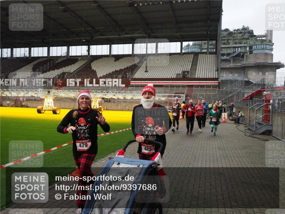 07.12.2025 - St. Pauli X-Mass-Run No. 15 Fabian Wolf http://msf.ph/oto/9397686 07.12.2025 10:46:31 Ziel 153, 221, 479, 485, 639, 641, 914, 917, 921, 1040, 1043, 1242, 2092, 2303, 2306, 2536, 2960, 2965, 2998, 3001, 4589 meine-sportfotos.de