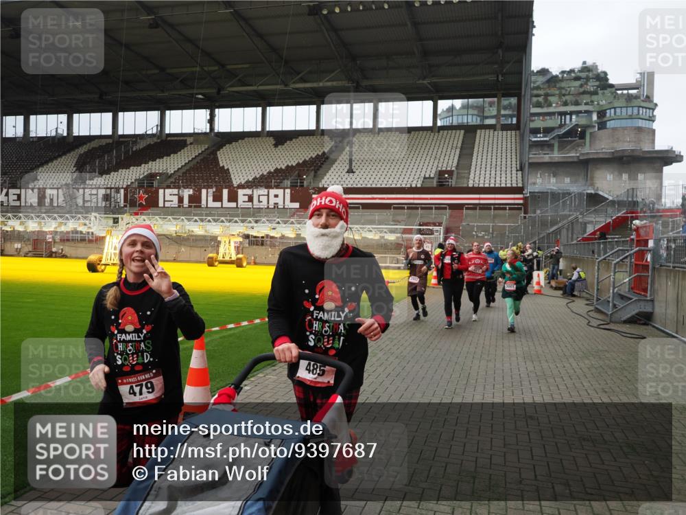 07.12.2025 - St. Pauli X-Mass-Run No. 15 Fabian Wolf http://msf.ph/oto/9397687 07.12.2025 10:46:32 Ziel 153, 221, 479, 485, 639, 641, 914, 917, 921, 1040, 1043, 1242, 2092, 2303, 2306, 2536, 2960, 2965, 2998, 3001, 4589 meine-sportfotos.de