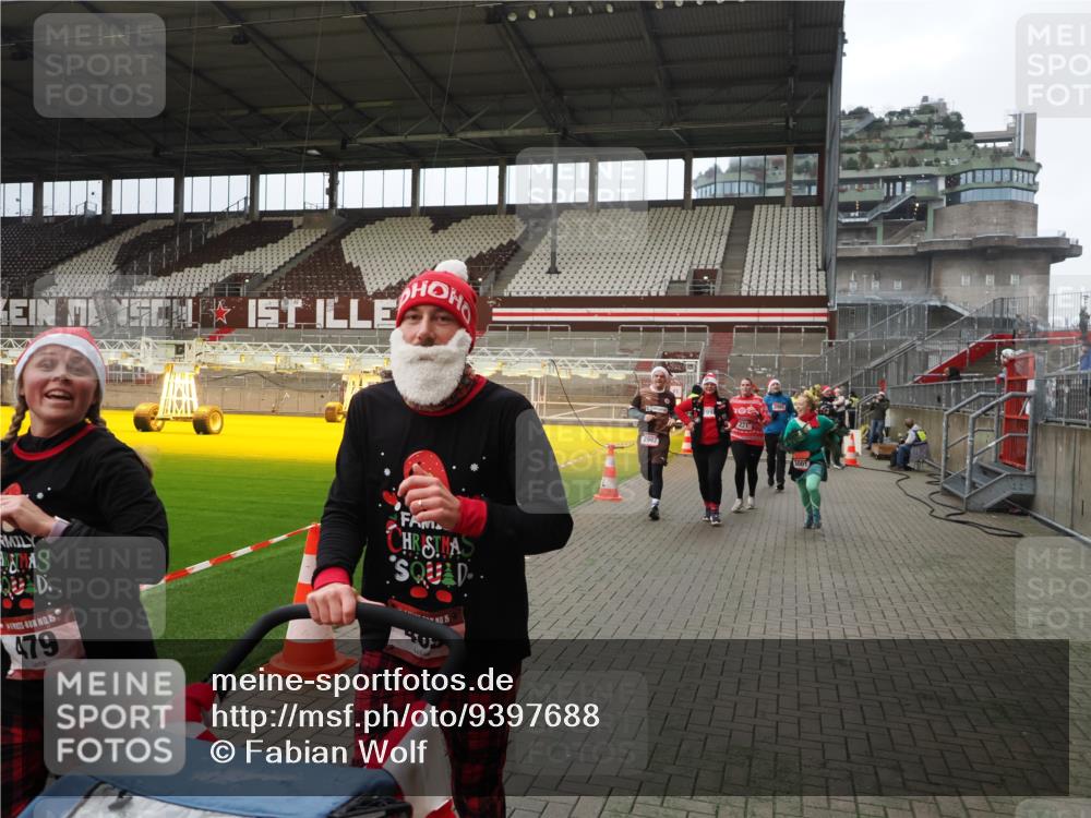 07.12.2025 - St. Pauli X-Mass-Run No. 15 Fabian Wolf http://msf.ph/oto/9397688 07.12.2025 10:46:32 Ziel 153, 221, 479, 485, 639, 641, 914, 917, 921, 1040, 1043, 1242, 2092, 2303, 2306, 2536, 2960, 2965, 2998, 3001, 4589 meine-sportfotos.de