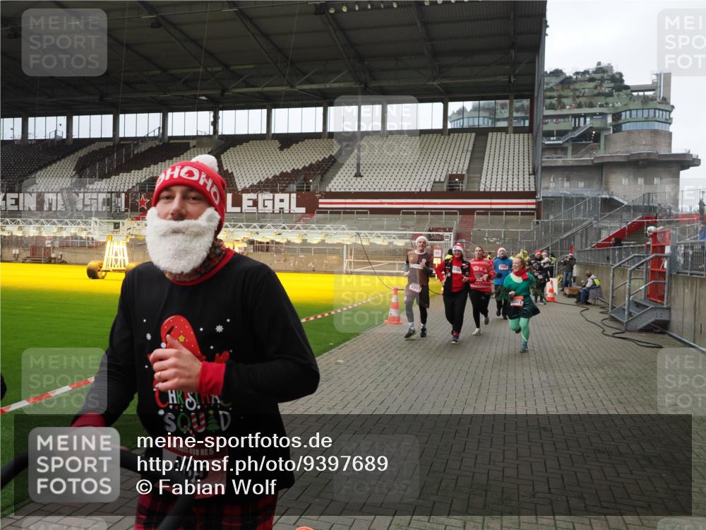 07.12.2025 - St. Pauli X-Mass-Run No. 15 Fabian Wolf http://msf.ph/oto/9397689 07.12.2025 10:46:32 Ziel 153, 221, 479, 485, 639, 641, 914, 917, 921, 1040, 1043, 1242, 2092, 2303, 2306, 2536, 2960, 2965, 2998, 3001, 4589 meine-sportfotos.de