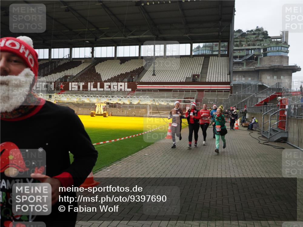 07.12.2025 - St. Pauli X-Mass-Run No. 15 Fabian Wolf http://msf.ph/oto/9397690 07.12.2025 10:46:32 Ziel 153, 221, 479, 485, 639, 641, 914, 917, 921, 1040, 1043, 1242, 2092, 2303, 2306, 2536, 2960, 2965, 2998, 3001, 4589 meine-sportfotos.de