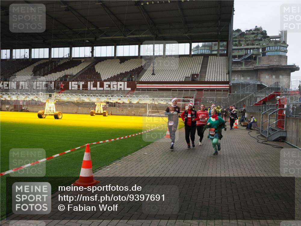 07.12.2025 - St. Pauli X-Mass-Run No. 15 Fabian Wolf http://msf.ph/oto/9397691 07.12.2025 10:46:32 Ziel 153, 221, 479, 485, 639, 641, 914, 917, 921, 1040, 1043, 1242, 2092, 2303, 2306, 2536, 2960, 2965, 2998, 3001, 4589 meine-sportfotos.de