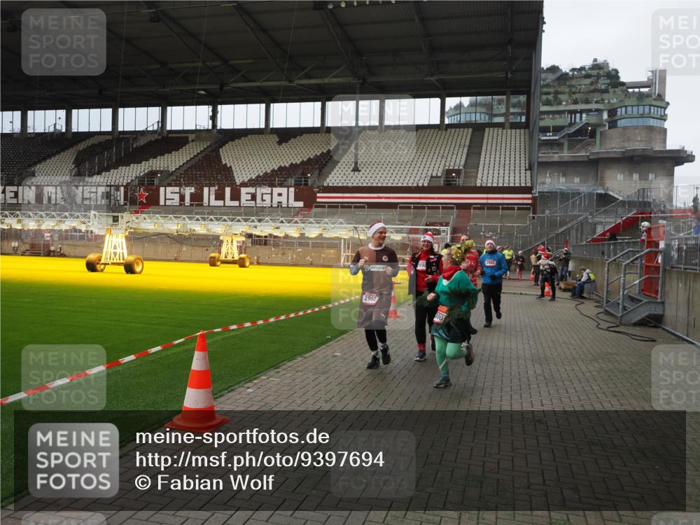 07.12.2025 - St. Pauli X-Mass-Run No. 15 Fabian Wolf http://msf.ph/oto/9397694 07.12.2025 10:46:33 Ziel 221, 479, 485, 639, 641, 914, 917, 921, 1040, 1043, 1242, 2092, 2303, 2306, 2536, 2960, 2965, 2998, 3001, 4589 meine-sportfotos.de
