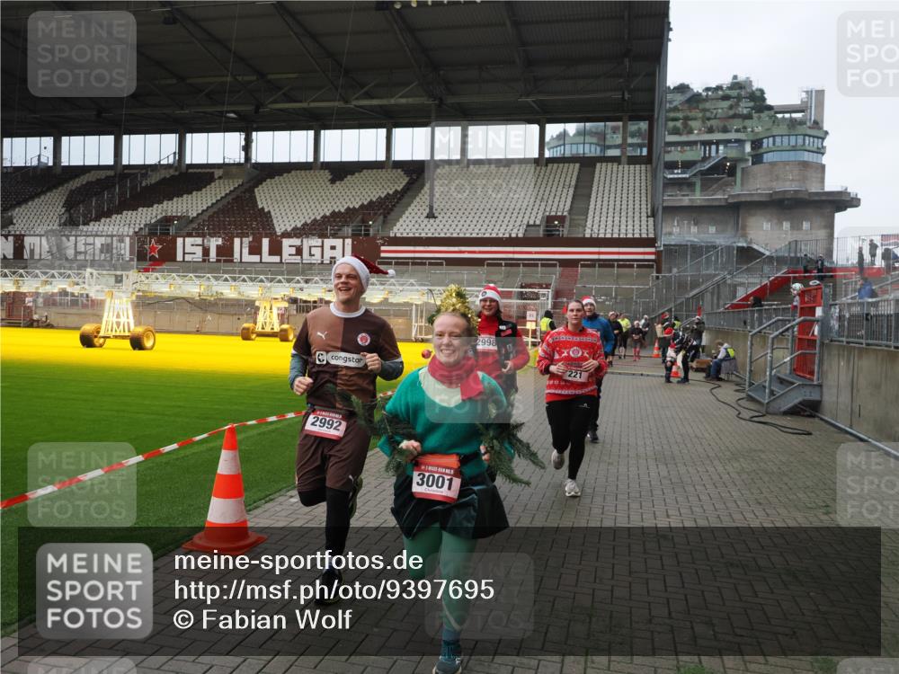 07.12.2025 - St. Pauli X-Mass-Run No. 15 Fabian Wolf http://msf.ph/oto/9397695 07.12.2025 10:46:34 Ziel 58, 221, 479, 485, 639, 641, 914, 917, 921, 1040, 1043, 1242, 2092, 2303, 2306, 2488, 2536, 2960, 2965, 2998, 3001, 4589 meine-sportfotos.de