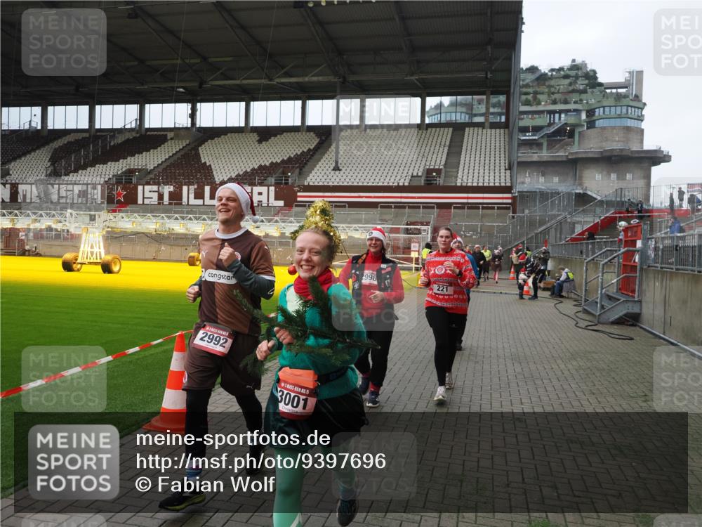07.12.2025 - St. Pauli X-Mass-Run No. 15 Fabian Wolf http://msf.ph/oto/9397696 07.12.2025 10:46:34 Ziel 58, 221, 479, 485, 639, 641, 914, 917, 921, 1040, 1043, 1242, 2092, 2303, 2306, 2488, 2536, 2960, 2965, 2998, 3001, 4589 meine-sportfotos.de