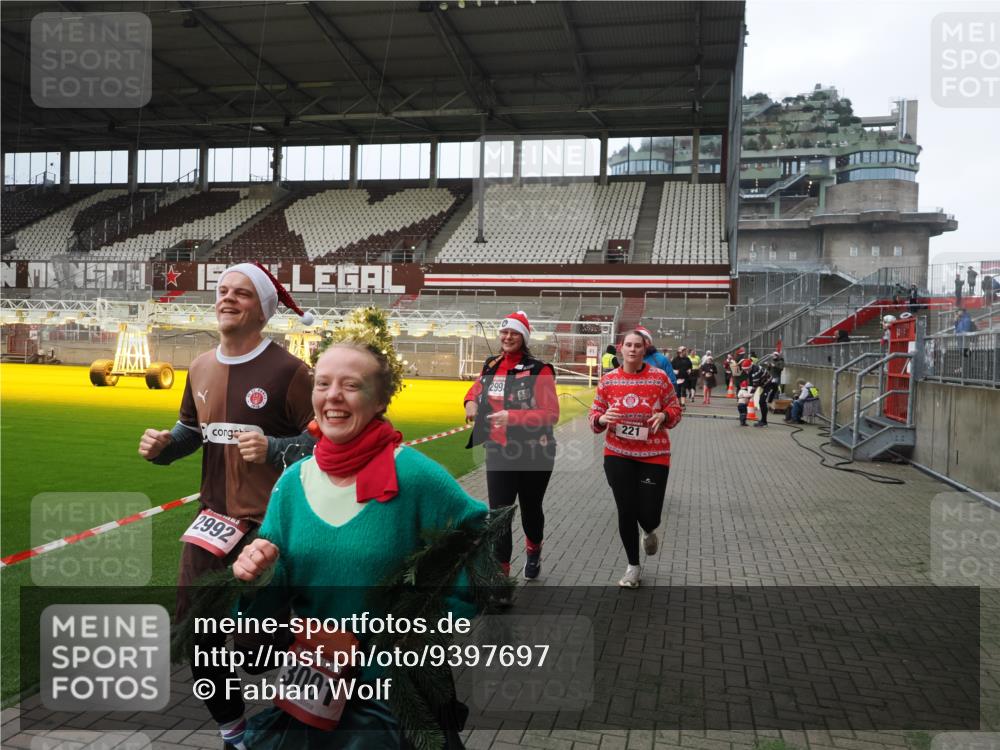07.12.2025 - St. Pauli X-Mass-Run No. 15 Fabian Wolf http://msf.ph/oto/9397697 07.12.2025 10:46:34 Ziel 58, 221, 479, 485, 639, 641, 914, 917, 921, 1040, 1043, 1242, 2092, 2303, 2306, 2488, 2536, 2960, 2965, 2998, 3001, 4589 meine-sportfotos.de