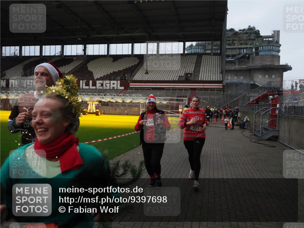 07.12.2025 - St. Pauli X-Mass-Run No. 15 Fabian Wolf http://msf.ph/oto/9397698 07.12.2025 10:46:34 Ziel 58, 221, 479, 485, 639, 641, 914, 917, 921, 1040, 1043, 1242, 2092, 2303, 2306, 2488, 2536, 2960, 2965, 2998, 3001, 4589 meine-sportfotos.de