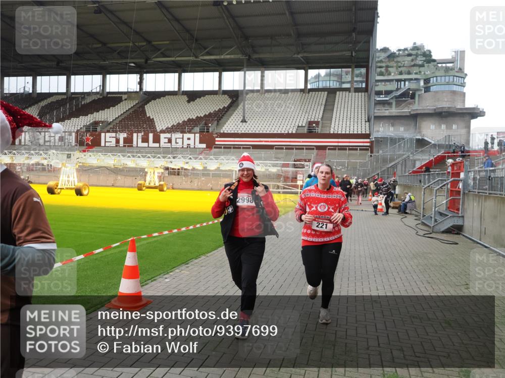 07.12.2025 - St. Pauli X-Mass-Run No. 15 Fabian Wolf http://msf.ph/oto/9397699 07.12.2025 10:46:35 Ziel 58, 81, 221, 479, 485, 639, 641, 921, 1040, 1043, 1242, 2092, 2303, 2306, 2488, 2536, 2960, 2965, 2998, 3001 meine-sportfotos.de