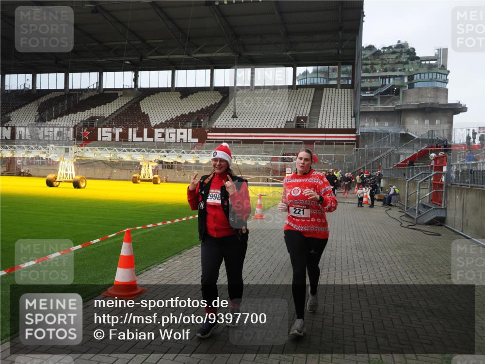 07.12.2025 - St. Pauli X-Mass-Run No. 15 Fabian Wolf http://msf.ph/oto/9397700 07.12.2025 10:46:35 Ziel 58, 81, 221, 479, 485, 639, 641, 921, 1040, 1043, 1242, 2092, 2303, 2306, 2488, 2536, 2960, 2965, 2998, 3001 meine-sportfotos.de