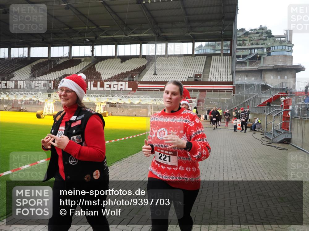 07.12.2025 - St. Pauli X-Mass-Run No. 15 Fabian Wolf http://msf.ph/oto/9397703 07.12.2025 10:46:36 Ziel 58, 81, 221, 479, 485, 639, 641, 921, 1040, 1043, 1242, 2092, 2488, 2536, 2960, 2965, 2998, 3001 meine-sportfotos.de