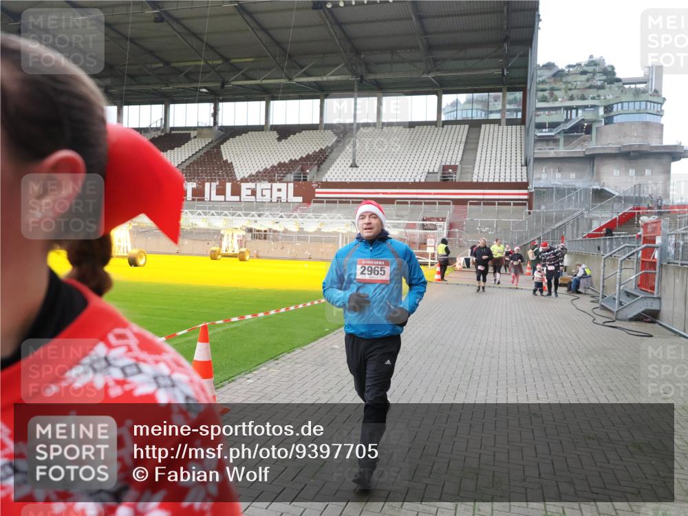 07.12.2025 - St. Pauli X-Mass-Run No. 15 Fabian Wolf http://msf.ph/oto/9397705 07.12.2025 10:46:36 Ziel 58, 81, 221, 479, 485, 639, 641, 921, 1040, 1043, 1242, 2092, 2488, 2536, 2960, 2965, 2998, 3001 meine-sportfotos.de