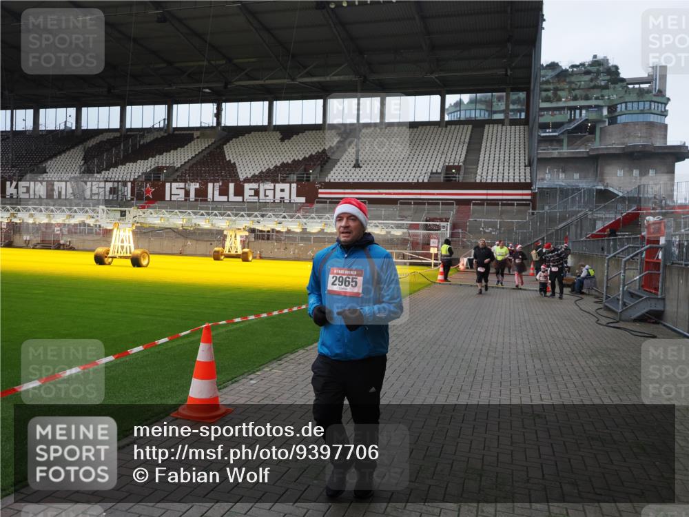 07.12.2025 - St. Pauli X-Mass-Run No. 15 Fabian Wolf http://msf.ph/oto/9397706 07.12.2025 10:46:36 Ziel 58, 81, 221, 479, 485, 639, 641, 921, 1040, 1043, 1242, 2092, 2488, 2536, 2960, 2965, 2998, 3001 meine-sportfotos.de