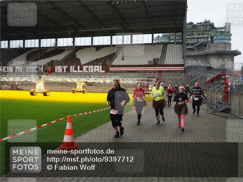 07.12.2025 - St. Pauli X-Mass-Run No. 15 Fabian Wolf http://msf.ph/oto/9397712 07.12.2025 10:46:42 Ziel 58, 81, 221, 485, 921, 1242, 2488, 2536, 2965, 2989, 2993, 2998, 3001 meine-sportfotos.de