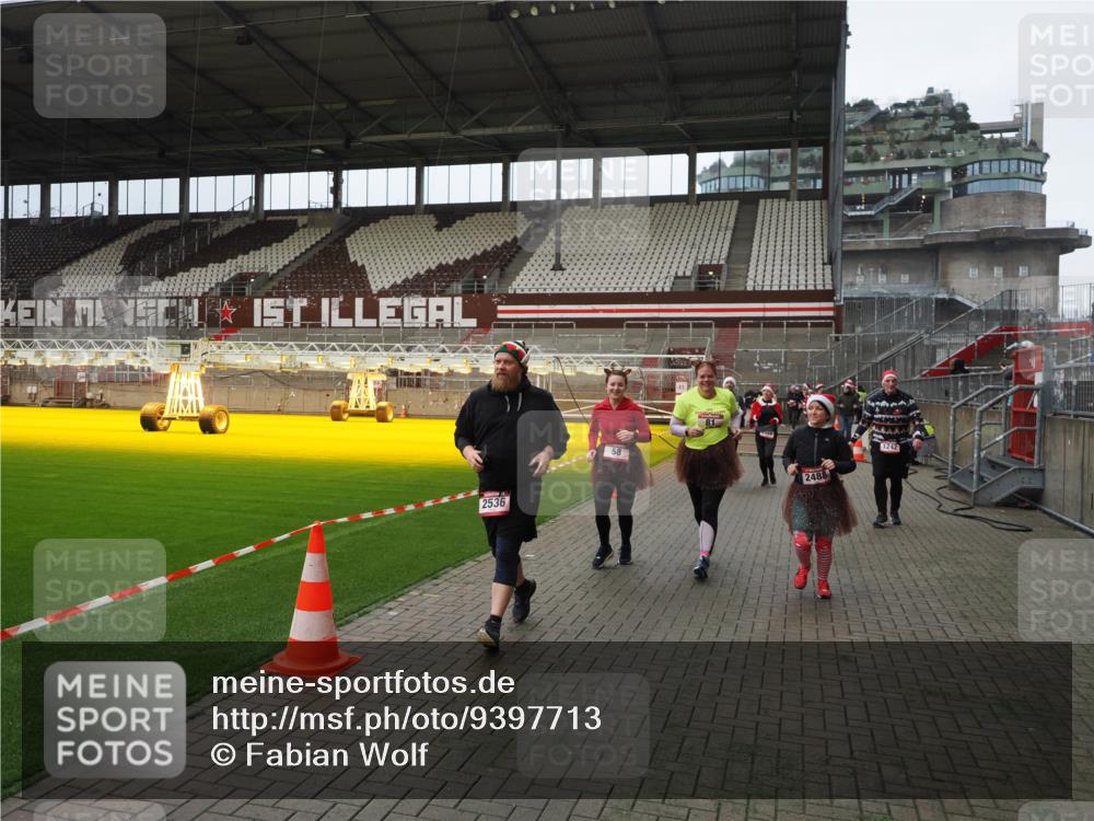 07.12.2025 - St. Pauli X-Mass-Run No. 15 Fabian Wolf http://msf.ph/oto/9397713 07.12.2025 10:46:42 Ziel 58, 81, 221, 485, 921, 1242, 2488, 2536, 2965, 2989, 2993, 2998, 3001 meine-sportfotos.de