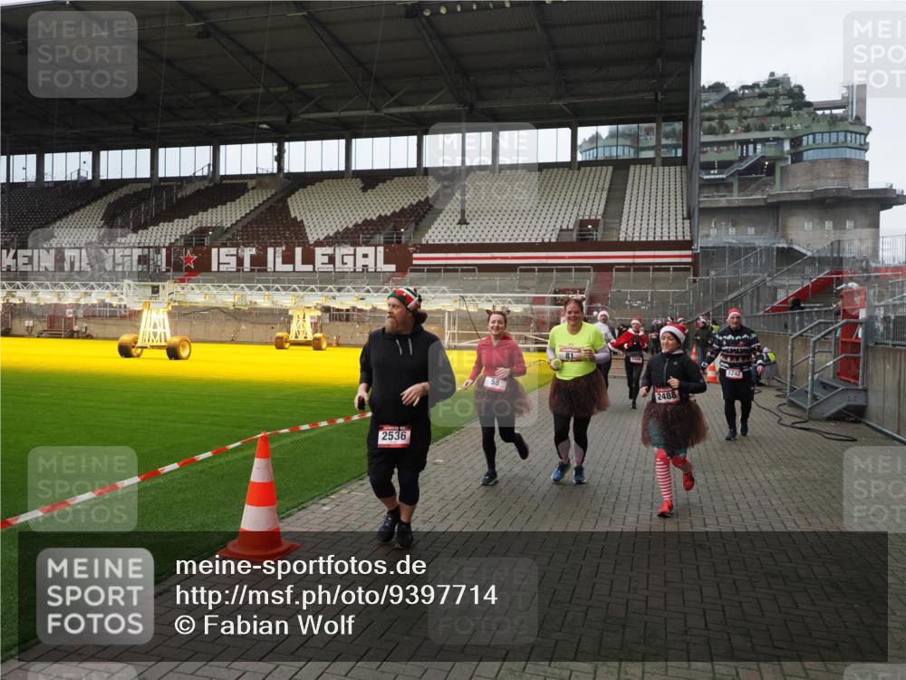07.12.2025 - St. Pauli X-Mass-Run No. 15 Fabian Wolf http://msf.ph/oto/9397714 07.12.2025 10:46:42 Ziel 58, 81, 221, 485, 921, 1242, 2488, 2536, 2965, 2989, 2993, 2998, 3001 meine-sportfotos.de